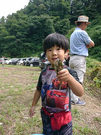 川魚つかみ体験